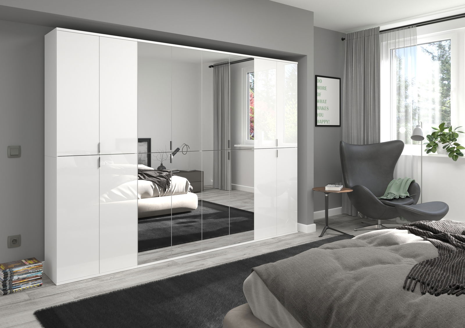 Moderne Garderobenkombination mit weißen Hochglanzfronten und Spiegeln, perspektivisch von der Seite im Schlafzimmer betrachtet.