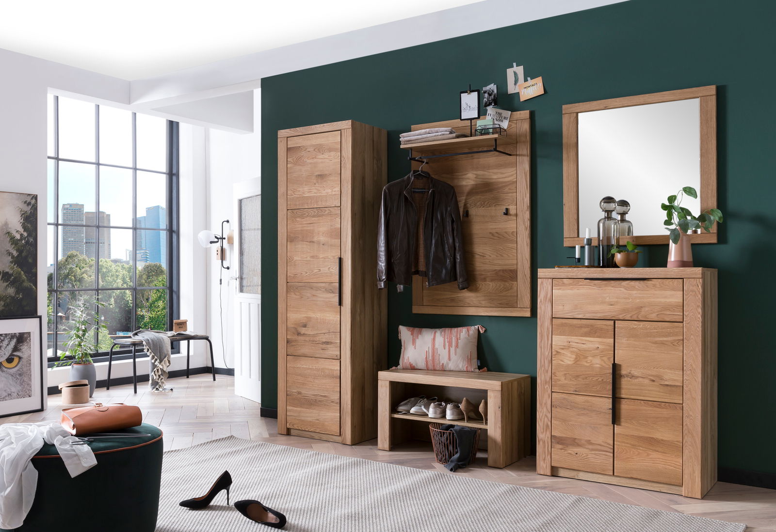 Linea Natura Schoenenkast GRETA Moderne Garderobeneinrichtung aus Holz mit Schuhschrank, Spiegel, Garderobenbank und Garderobenpaneel in einem stilvollen Raum mit großem Fenster. Perspektive: Frontalansicht.