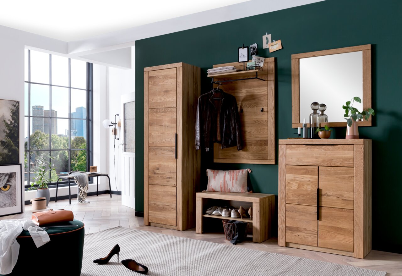 Moderne Garderobeneinrichtung aus Holz mit Schuhschrank, Spiegel, Garderobenbank und Garderobenpaneel in einem stilvollen Raum mit großem Fenster. Perspektive: Frontalansicht.