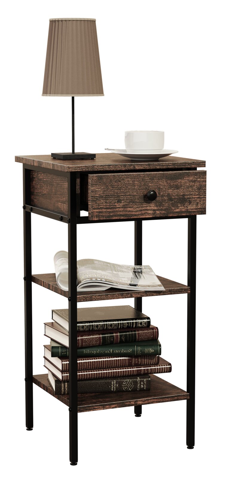Schmaler Beistelltisch/Nachttisch im Industrial-Design mit dunkler Holzoptik, schwarzem Metallgestell, Schublade und zwei Ablagen, fotografiert in leichter Front-Links-Perspektive; dekoriert mit Tischlampe, Tasse, Zeitschrift und Büchern.