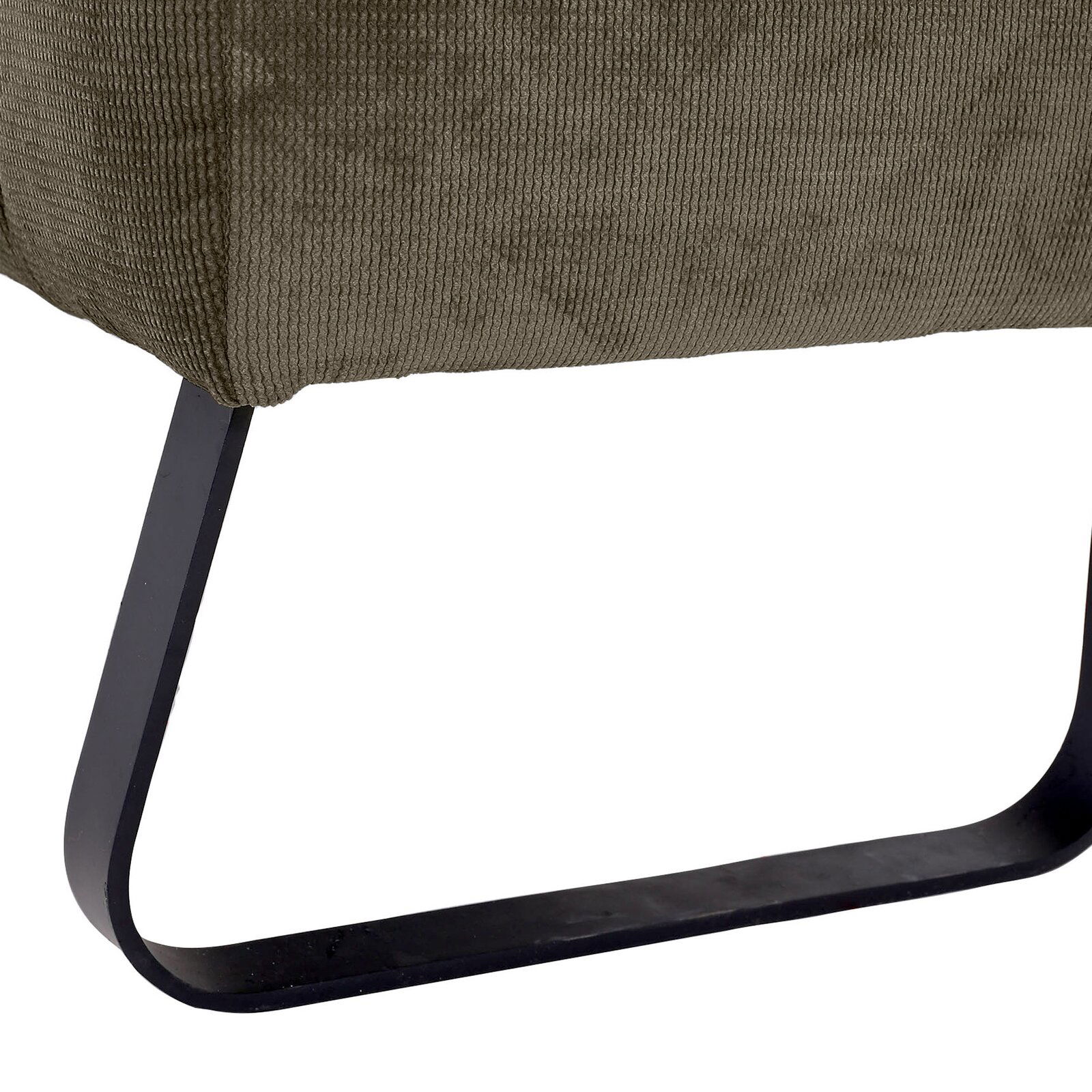 Nahaufnahme einer olivgrünen 2,5er-Sitzbank mit schwarzem Metallgestell, seitliche Perspektive