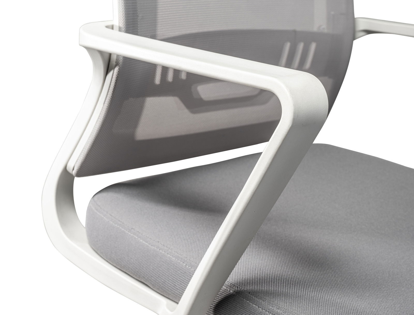 Nahaufnahme eines modernen Drehstuhls mit grauem Sitzpolster und weißem Rahmen, seitliche Perspektive.
