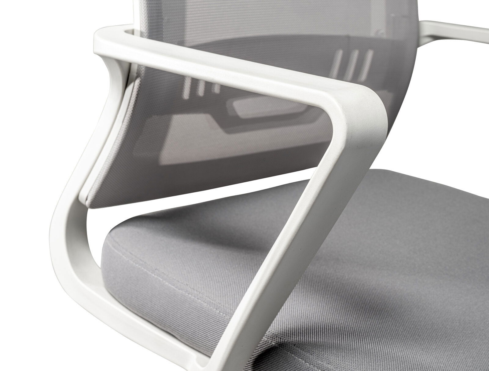 Nahaufnahme eines modernen Drehstuhls mit grauem Sitzpolster und weißem Rahmen, seitliche Perspektive.
