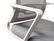 Nahaufnahme eines modernen Drehstuhls mit grauem Sitzpolster und weißem Rahmen, seitliche Perspektive.