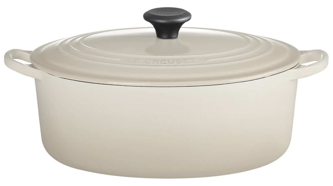 LE CREUSET Bräter 31cm oval DUNE Ovaler Bräter 31cm in Cremefarbe mit Deckel und zwei Griffen, seitliche Perspektive