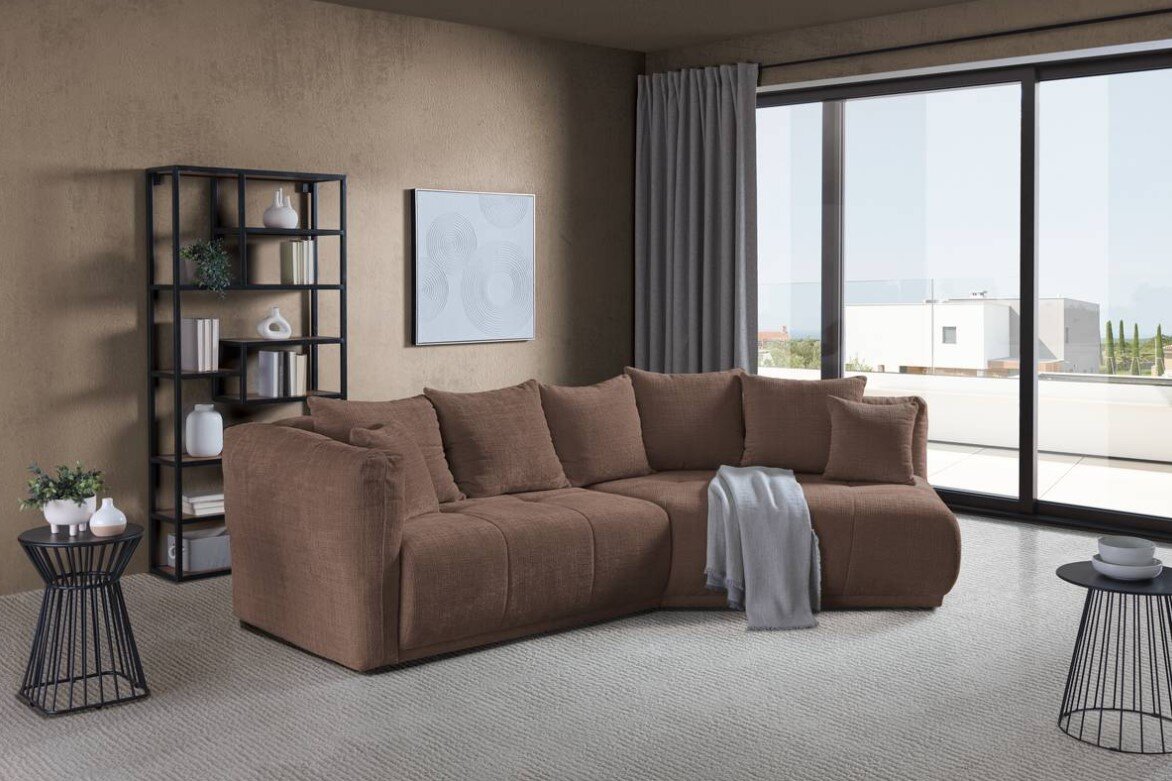 Hom´in Ecksofa Evita Braune Rundecke in modernem Wohnzimmer, seitliche Perspektive mit Blick auf große Fensterfront.