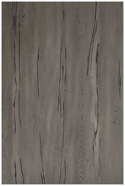 Draufsicht auf eine graue Tischplatte mit Holzmaserung.