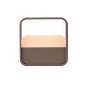 Moderne Tischleuchte PURE Go in quadratischer Form, frontal abgebildet, mit einem eleganten Griff und einem sanften Lichtschein.