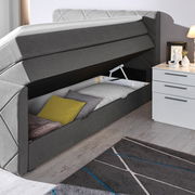 Boxspringbett mit geöffnetem Stauraum, seitliche Perspektive