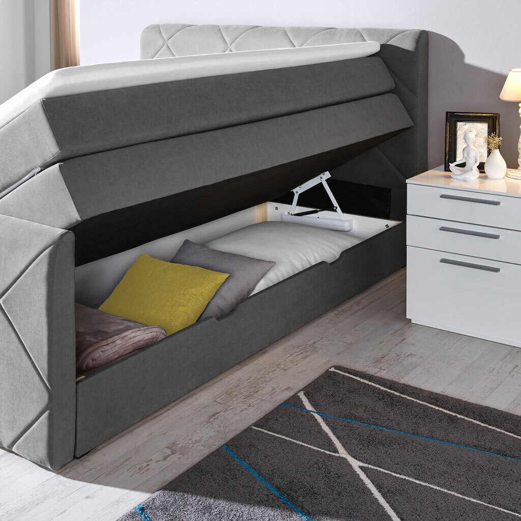 Boxspringbett mit geöffnetem Stauraum, seitliche Perspektive