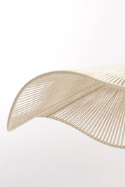 Nahaufnahme einer Hängeleuchte mit geschwungenem, fächerförmigem Design aus beigem Material, seitliche Perspektive