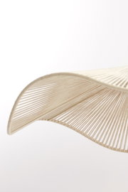 Nahaufnahme einer Hängeleuchte mit geschwungenem, fächerförmigem Design aus beigem Material, seitliche Perspektive