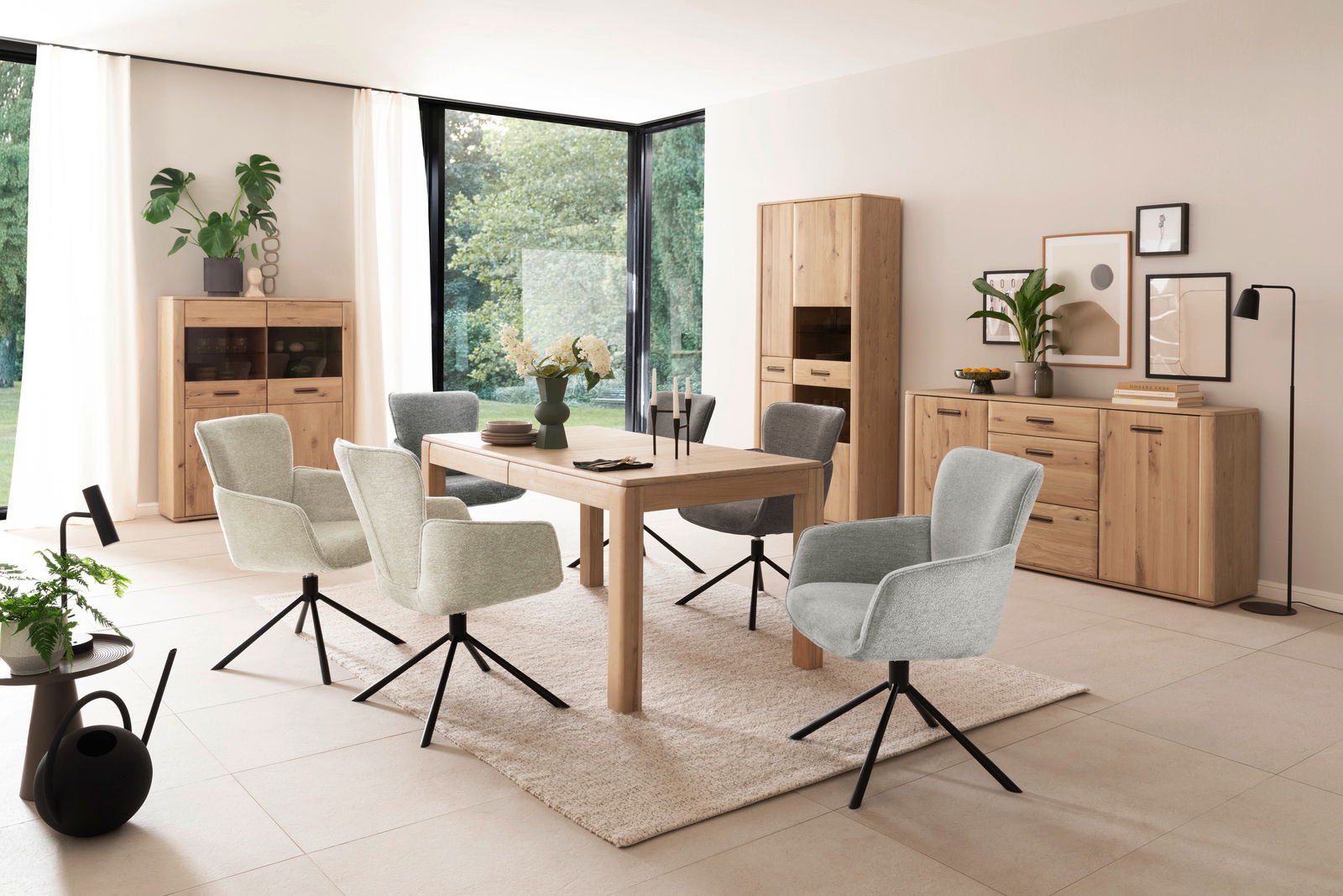 Esszimmer mit modernem Holztisch und gepolsterten Stühlen, umgeben von Vitrinen und Sideboards aus Holz, mit Blick auf einen Garten durch große Fenster.