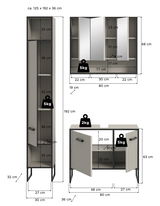 Badkombination bestehend aus einem hohen Schrank, einem Spiegelschrank und einem Unterschrank, alle in moderner, gerippter Optik. Perspektive: Frontalansicht mit Maßangaben.