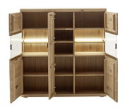 Offenes Highboard aus Holz mit mehreren Fächern und integrierter Beleuchtung, frontale Ansicht