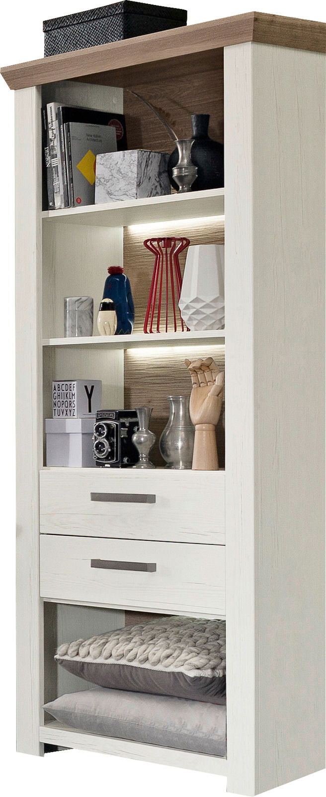 Weißes Regal mit mehreren Fächern, dekoriert mit Büchern, Vasen und einer Kamera, aus frontaler Perspektive.