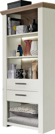 Weißes Regal mit mehreren Fächern, dekoriert mit Büchern, Vasen und einer Kamera, aus frontaler Perspektive.