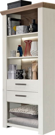 Weißes Regal mit mehreren Fächern, dekoriert mit Büchern, Vasen und einer Kamera, aus frontaler Perspektive.