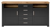Frontale Ansicht eines modernen Sideboards mit dunklen Türen und Schubladen, sowie einer Holzplatte.