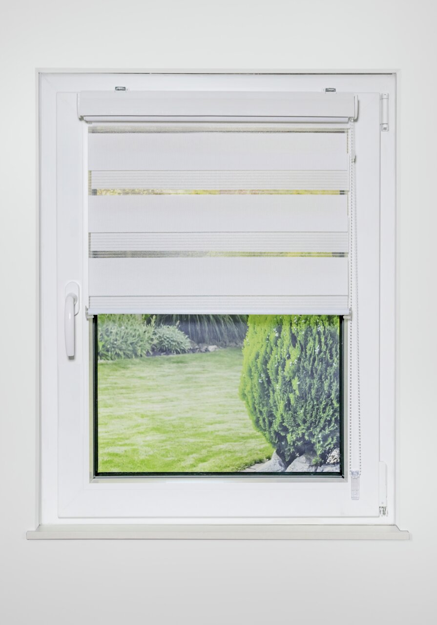 Dubbelrolgordijn met afdekplaat in een raamkozijn, vooraanzicht