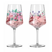Zwei elegante Sprizzgläser mit floralen und fruchtigen Motiven, gefüllt mit einem rosafarbenen Getränk, aus der Frontalperspektive.