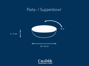 Pasta-/Suppenbowl mit 45 cl Fassungsvermögen, Ø 22 cm und Höhe 5 cm, schematische Darstellung in seitlicher Ansicht mit leichtem Blick von oben auf blauem Hintergrund.