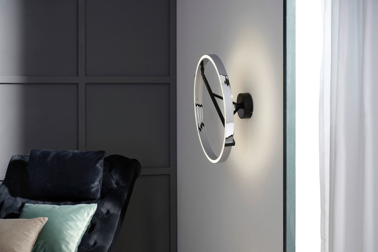 Moderne LED-Deckenleuchte in seitlicher Perspektive, montiert an einer Wand, mit elegantem, rundem Design und sanfter Beleuchtung.