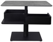 Moderner Couchtisch mit quadratischer Steinplatte und schwarzem Gestell, seitliche Perspektive