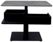 Moderner Couchtisch mit quadratischer Steinplatte und schwarzem Gestell, seitliche Perspektive