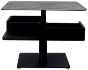 Moderner Couchtisch mit quadratischer Steinplatte und schwarzem Gestell, seitliche Perspektive