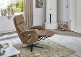 Beiger Relax-Sessel in einem gemütlichen Wohnzimmer, seitliche Perspektive
