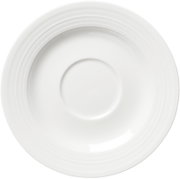 Runde weiße Untertasse mit glänzender Oberfläche und dezent gerilltem Rand, aus der Draufsicht