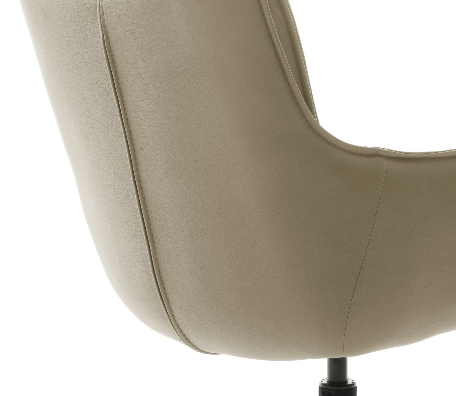 Rückansicht eines beigen Sessels mit geschwungener Rückenlehne und schwarzem Standfuß.