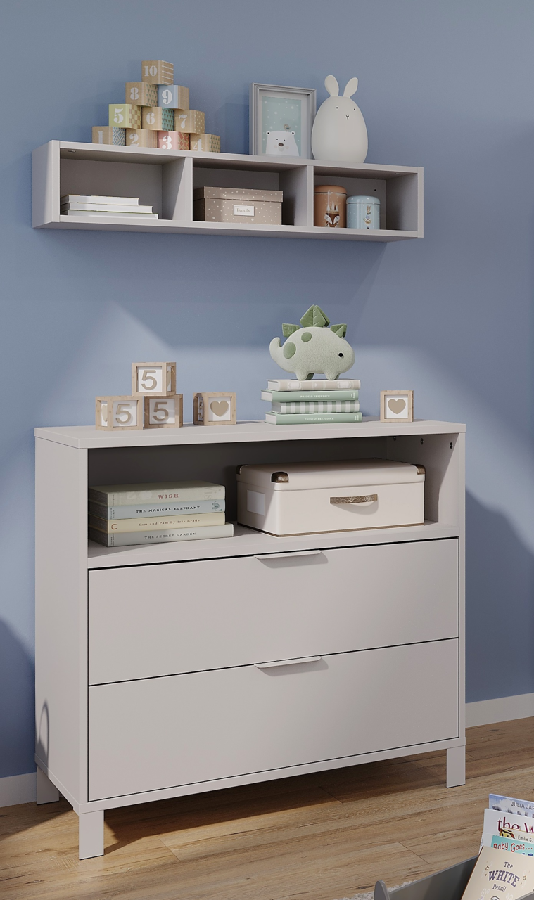 Germania Unterstell-/Wandregal ALKMAAR Weißes Unterstell- und Wandregal in einem Kinderzimmer, frontal fotografiert. Dekoriert mit Spielzeug, Büchern und Aufbewahrungsboxen.