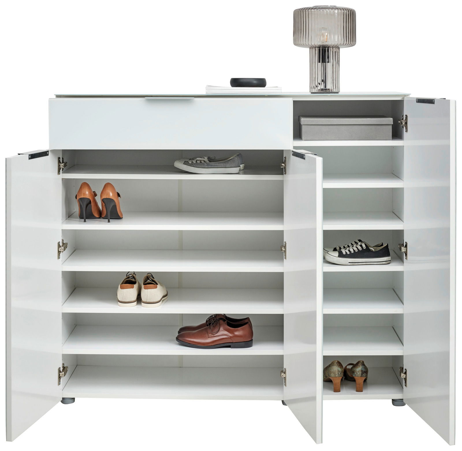 Voleo XL-Schuhschrank MALIN Moderner XL-Schuhschrank mit offenen Türen, gefüllt mit verschiedenen Schuhen, aus der Frontalperspektive.