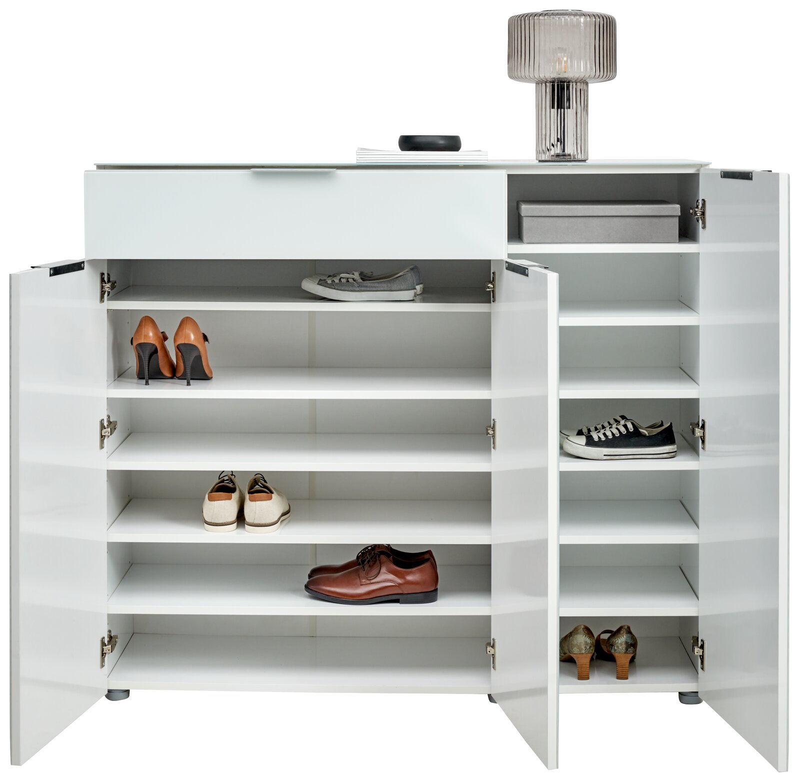 Voleo XL-Schuhschrank MALIN Moderner XL-Schuhschrank mit offenen Türen, gefüllt mit verschiedenen Schuhen, aus der Frontalperspektive.