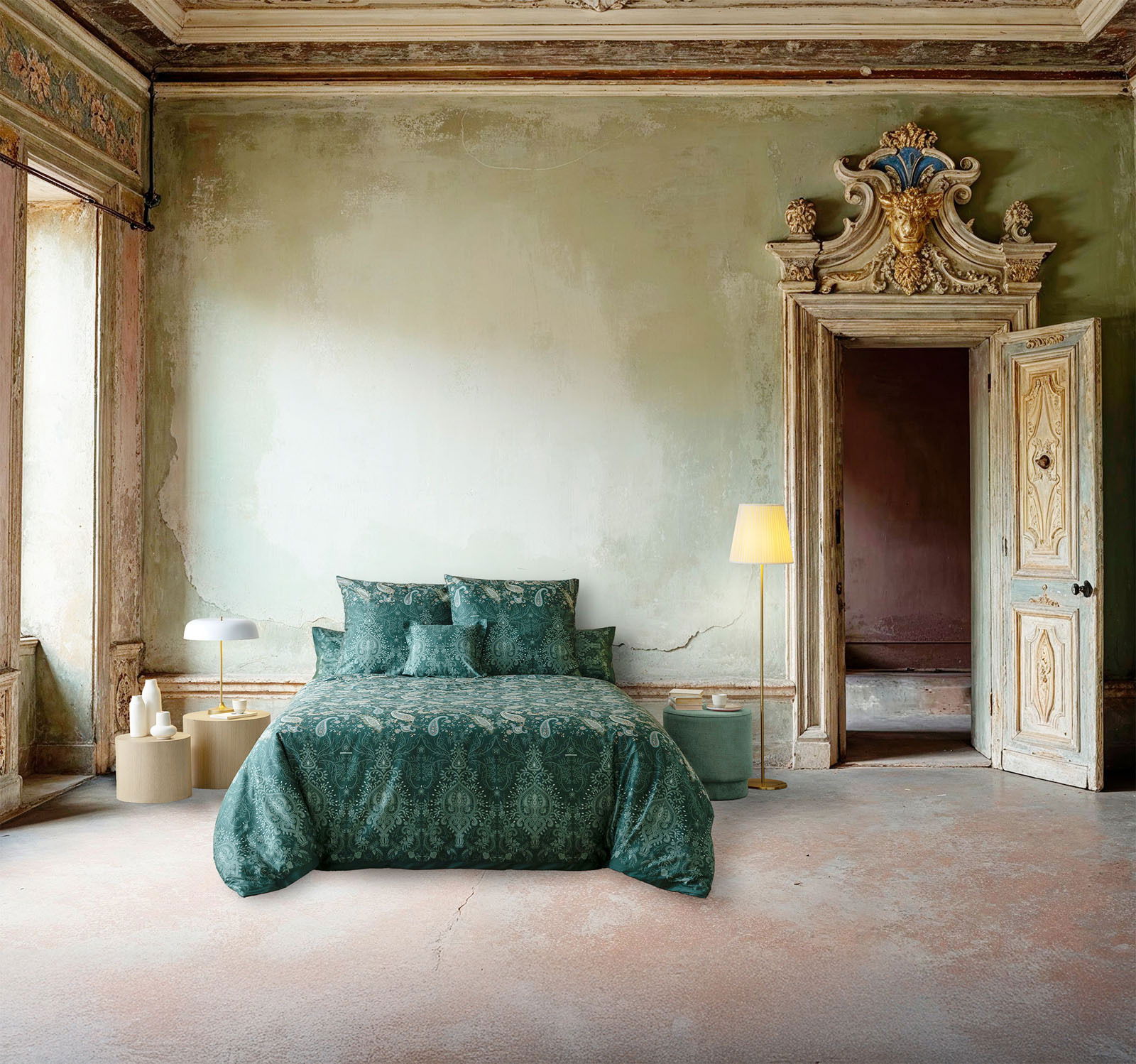 Elegante grüne Bettwäsche in einem antiken Raum mit kunstvoller Wandverzierung, frontal betrachtet.