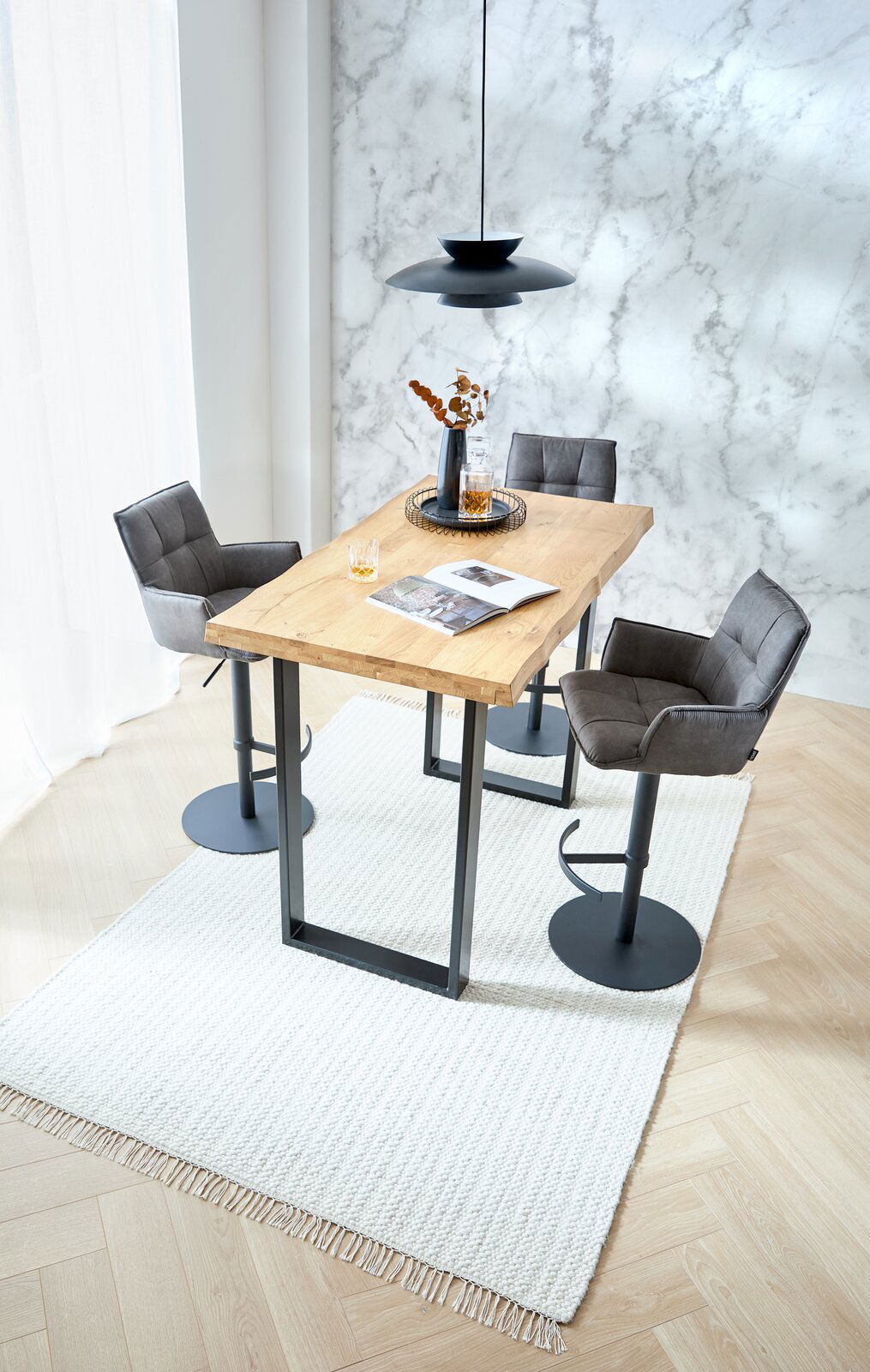 Landscape Bartisch COUNTRY II Moderner Bartisch mit Holzplatte und schwarzen Metallbeinen, umgeben von drei grauen Barhockern, aus der Vogelperspektive fotografiert.