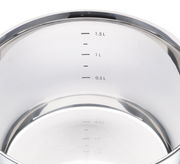 Innenansicht eines glänzenden Edelstahltopfs mit Messskala bis 1,5 Liter.