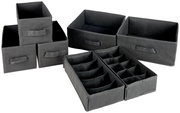 Set aus sieben schwarzen Aufbewahrungsboxen in verschiedenen Größen, frontal und leicht von oben fotografiert.