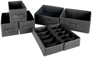 Set van zeven zwarte opbergdozen in verschillende maten, gefotografeerd van voren en licht van bovenaf.