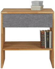 Houten nachtkastje met één lade bekleed met grijze stof, boeken en decoratieve dozen, vooraanzicht