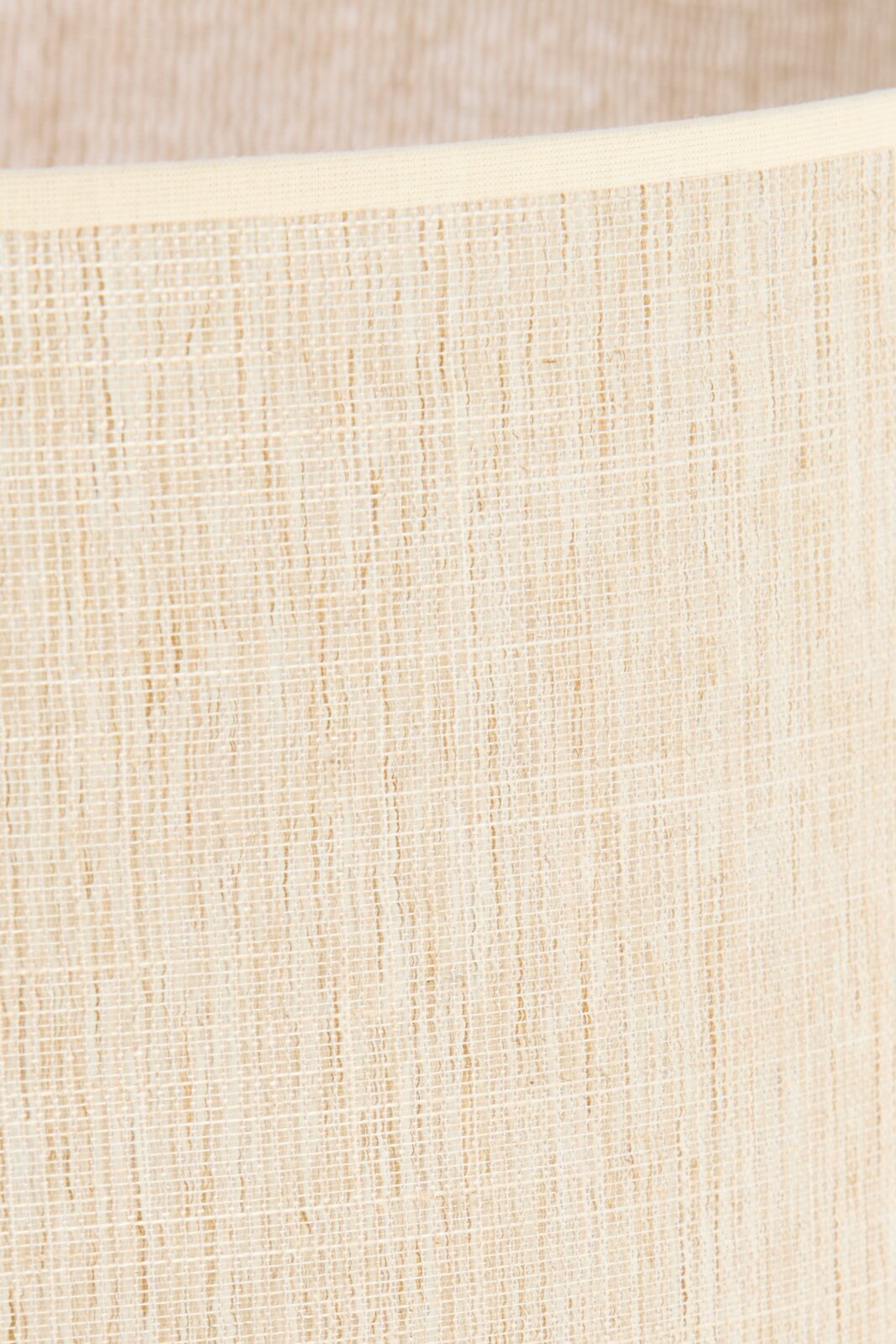 Nahaufnahme eines beigen Lampenschirms mit texturierter Oberfläche