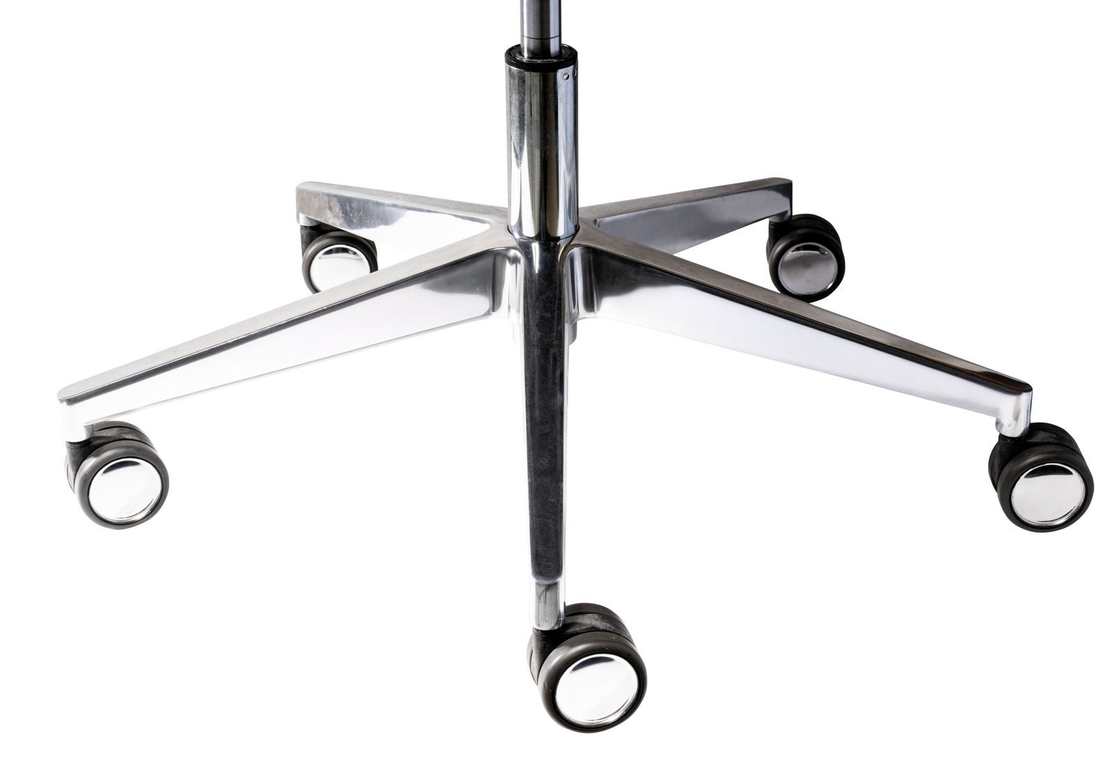 Nahaufnahme der Basis eines Chefsessels mit fünf Rollen aus Metall, von oben betrachtet.