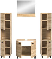 Frontale Ansicht einer Badkombination aus Holzoptik mit zwei hohen Schränken, einem Waschbeckenunterschrank und einem Spiegel.