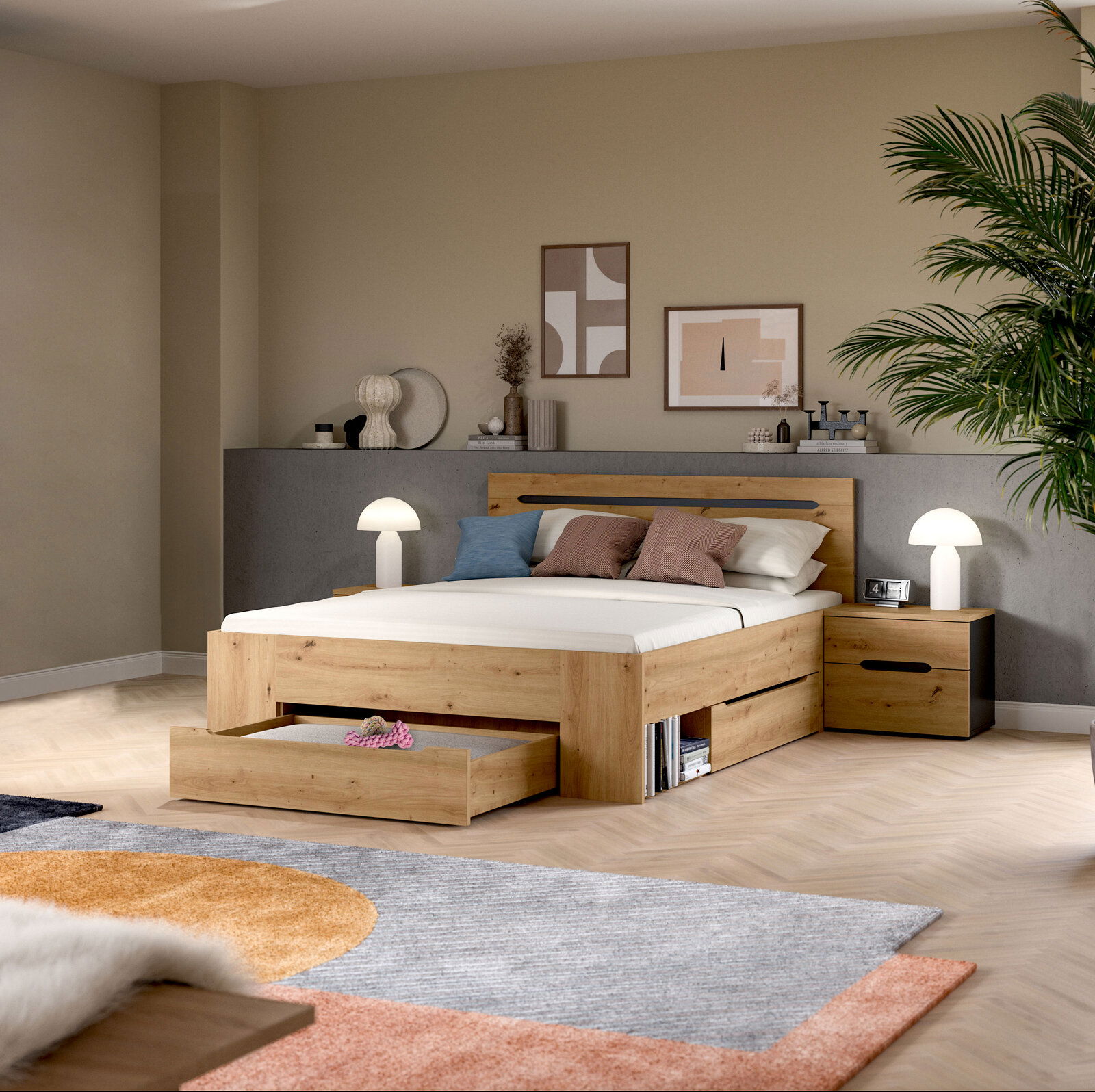 Modernes Holzbett in Eiche-Optik mit gepolstertem Kopfteil, ausziehbarer Bettkasten-Schublade und passendem Nachttisch im Schlafzimmer, fotografiert in frontaler leicht seitlicher Perspektive.