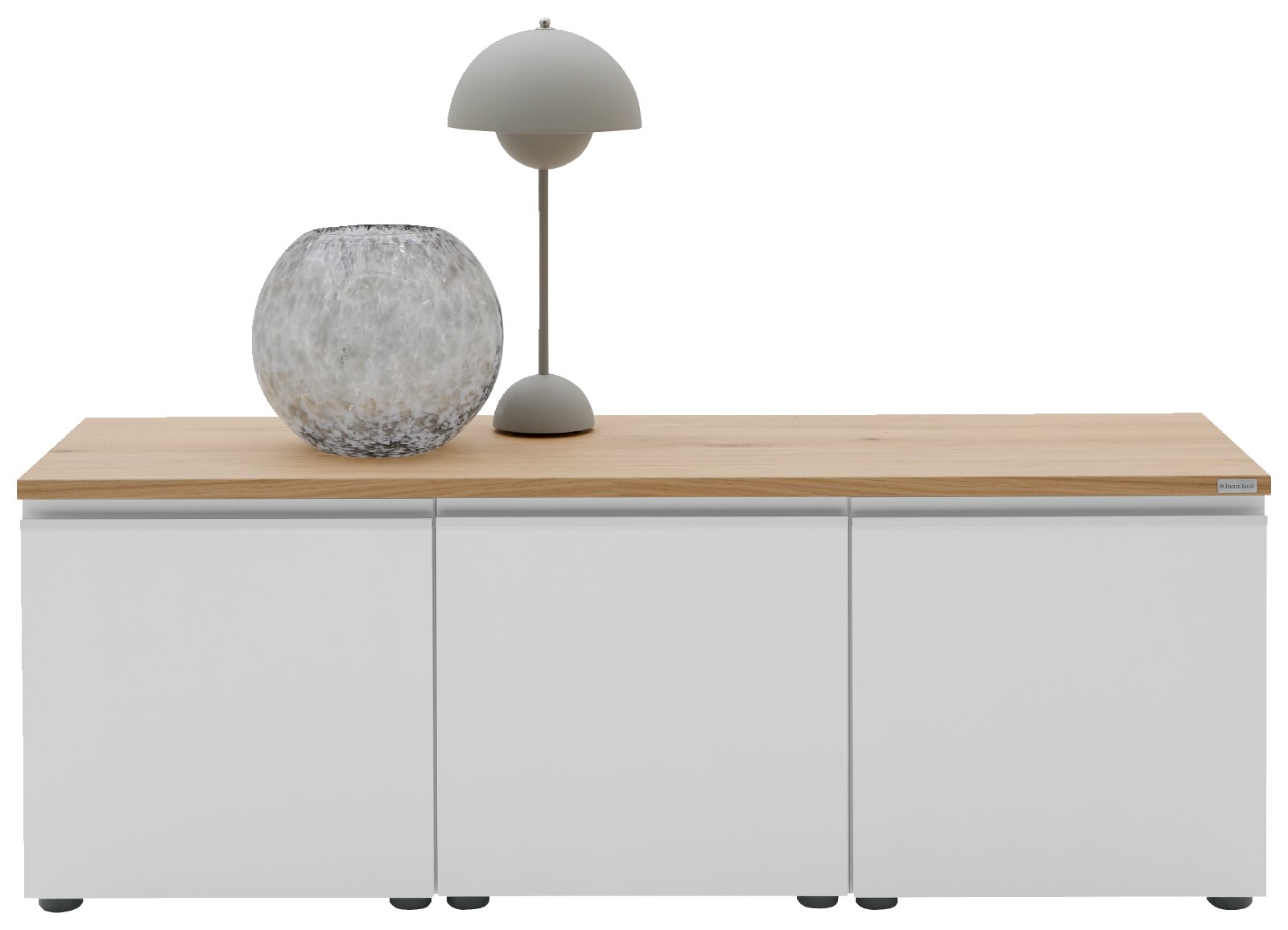 Modernes Sideboard mit weißer Front und heller Holzplatte, darauf eine graue Tischlampe und eine runde Glasvase; Frontalansicht auf weißem Hintergrund.