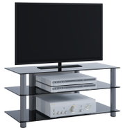 Schwarzes Glas-TV- und HiFi-Rack mit mehreren Ebenen, darauf ein Flachbildfernseher und silberne AV-Geräte; Perspektive: frontale Ansicht mit leichter Schrägsicht von links.