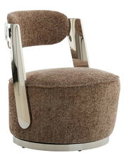 Moderner brauner Sessel mit Metallakzenten, seitliche Perspektive