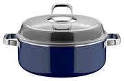 Blauer Schmortopf mit silbernem Deckel und Griffen, seitliche Perspektive